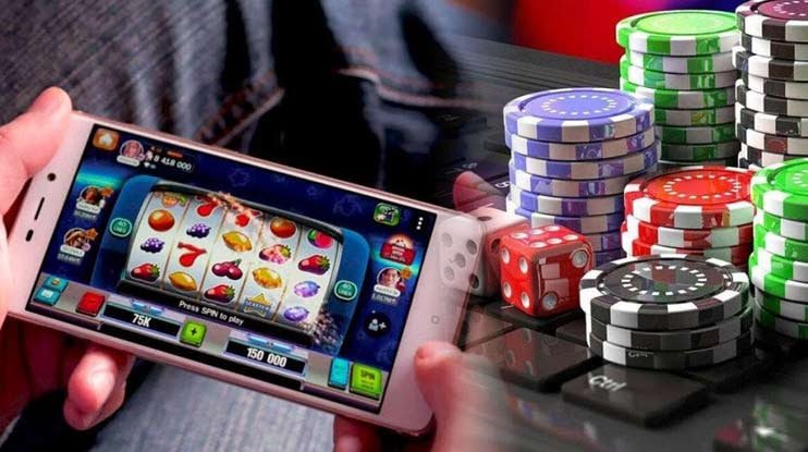 Dealer kasino langsung sedang membagikan kartu dalam permainan kasino live di platform hiburan bintang777